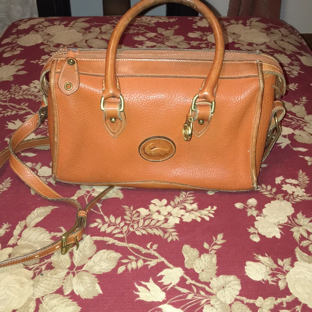 Dooney & Bourke Tan Leather Handbag w/ Strap👜
